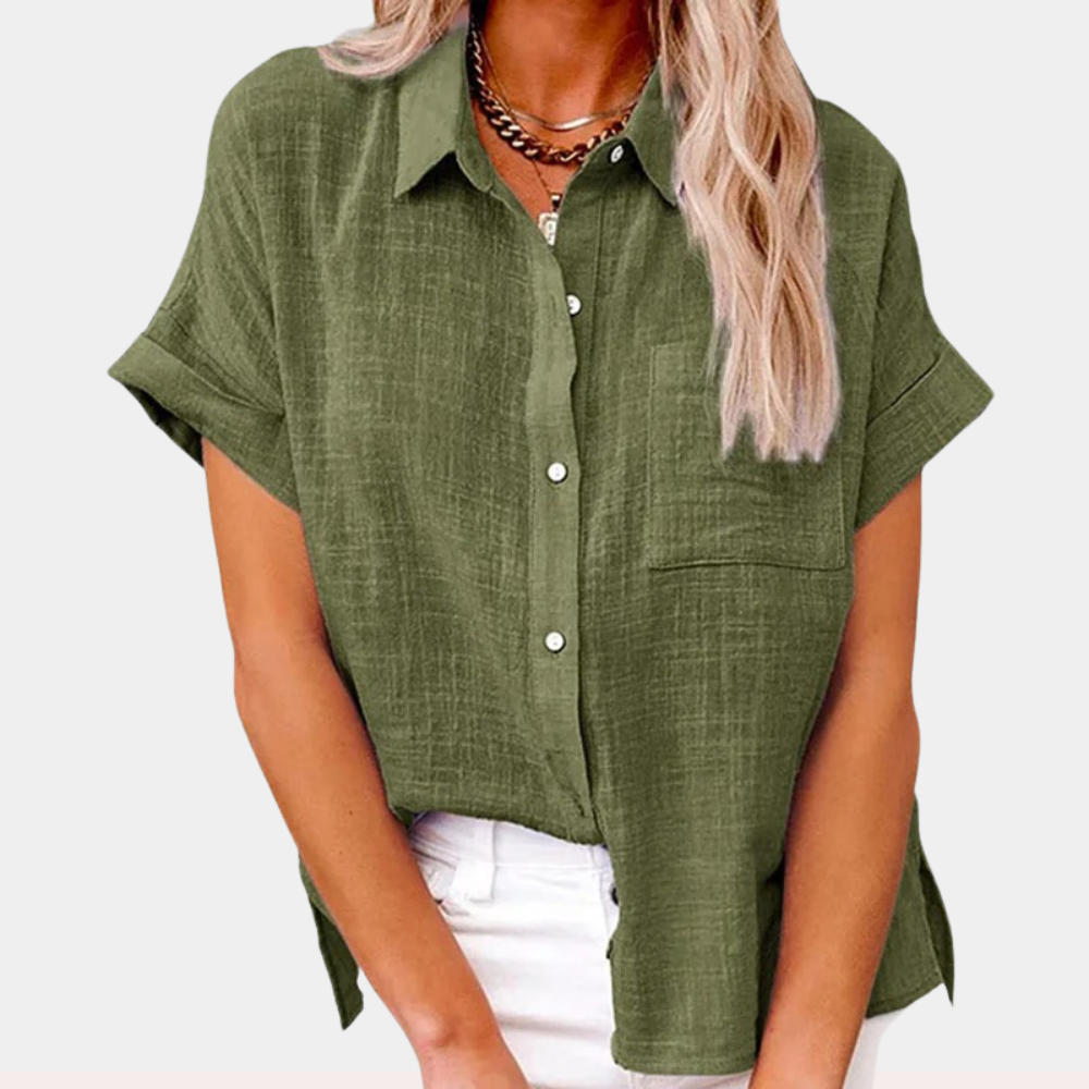 "Luchtige khaki katoenen-linnen damesblouse, casual losvallend met korte mouwen en knoopsluiting voor de zomer."
