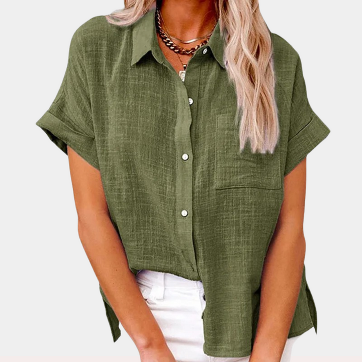 "Luchtige khaki katoenen-linnen damesblouse, casual losvallend met korte mouwen en knoopsluiting voor de zomer."