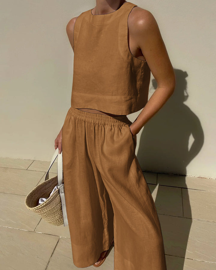 "Luchtige linnen set dames, bestaande uit een comfortabele crop top en wijde broek, perfecte zomeroutfit in neutrale tinten."