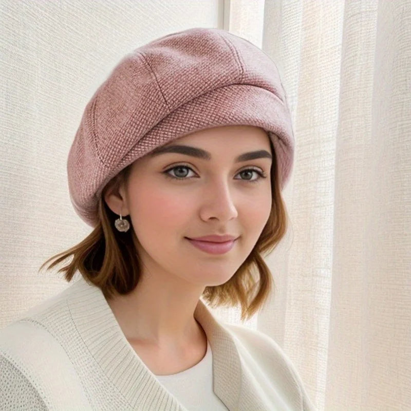 "Luna Stijlvolle Muts: elegante warme muts in beige, gestyled met Parijse flair voor dames"