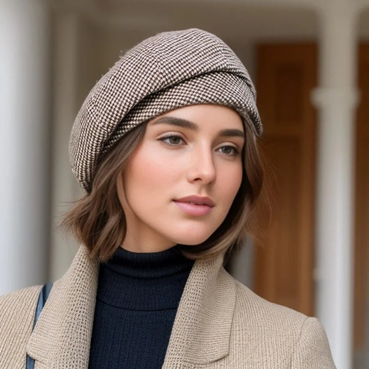 "Luna Stijlvolle Muts: elegante warme muts in beige, gestyled met Parijse flair voor dames"