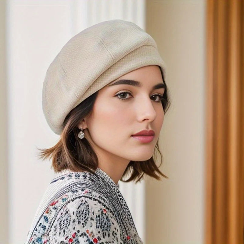 "Luna Stijlvolle Muts: elegante warme muts in beige, gestyled met Parijse flair voor dames"
