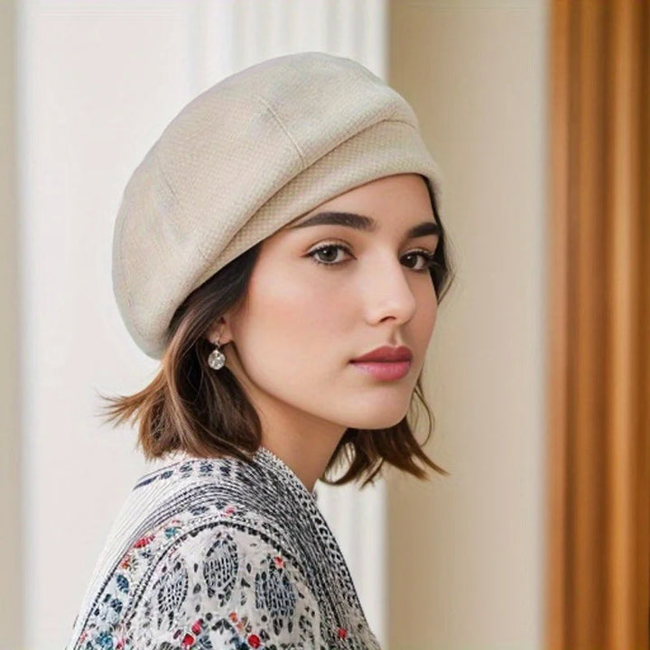 "Luna Stijlvolle Muts: elegante warme muts in beige, gestyled met Parijse flair voor dames"
