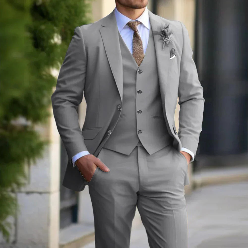 "Luxe 3-delig slim fit pak voor heren, elegant colbert, chique gilet en slanke broek, ideale pasvorm voor formaliteiten."