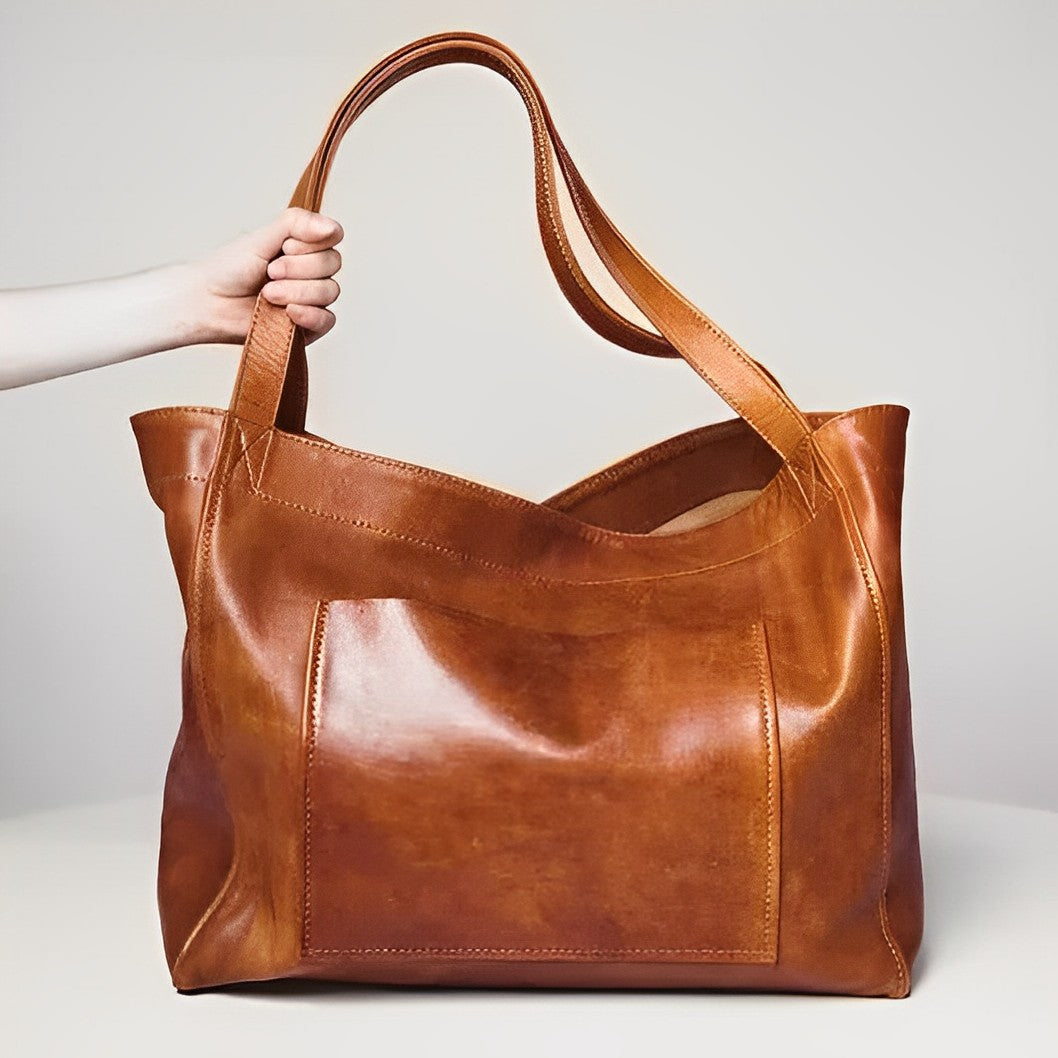 "Luxe bruine leren schoudertas met verstelbare riem en magnetische sluiting. Ideaal voor elegant dagelijks gebruik."