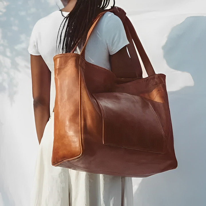 "Luxe bruine leren schoudertas met verstelbare riem en magnetische sluiting. Ideaal voor elegant dagelijks gebruik."