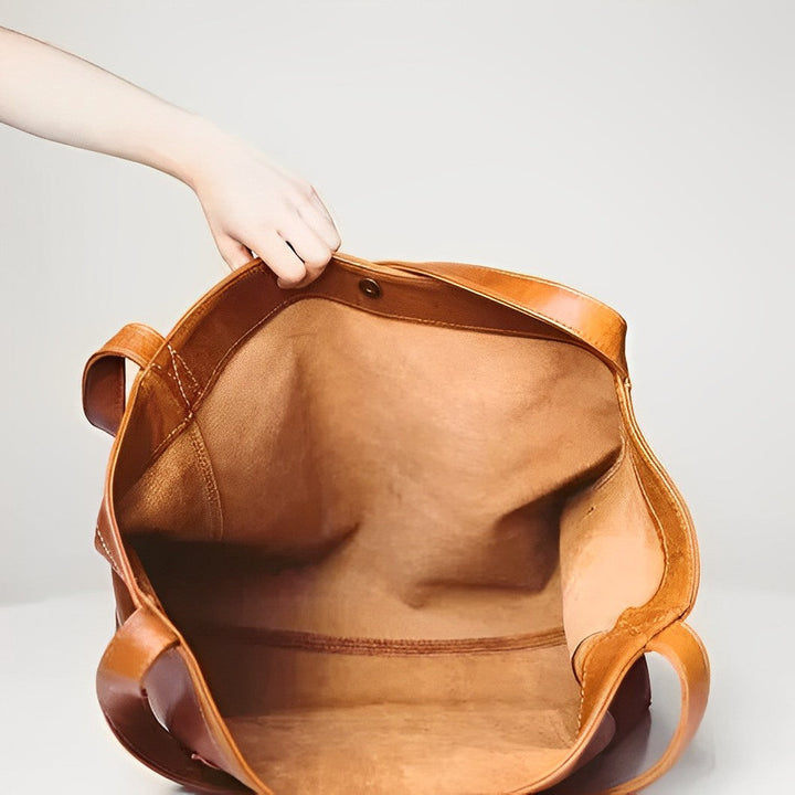 "Luxe bruine leren schoudertas met verstelbare riem en magnetische sluiting. Ideaal voor elegant dagelijks gebruik."