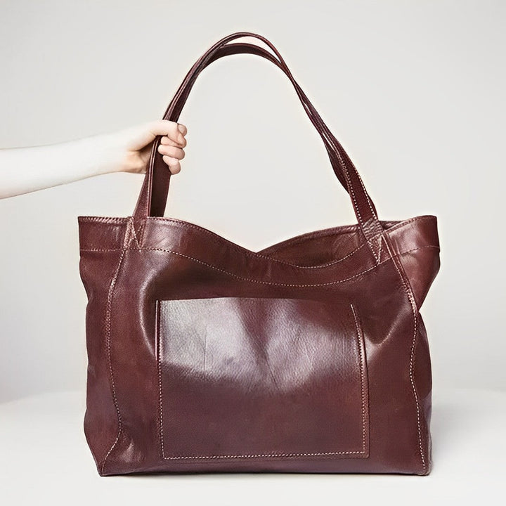 "Luxe bruine leren schoudertas met verstelbare riem en magnetische sluiting. Ideaal voor elegant dagelijks gebruik."