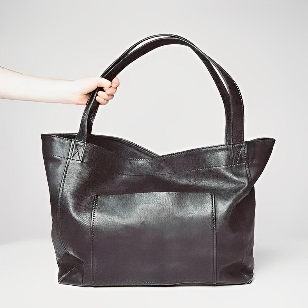 "Luxe bruine leren schoudertas met verstelbare riem en magnetische sluiting. Ideaal voor elegant dagelijks gebruik."