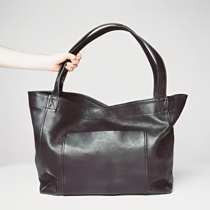 "Luxe bruine leren schoudertas met verstelbare riem en magnetische sluiting. Ideaal voor elegant dagelijks gebruik."