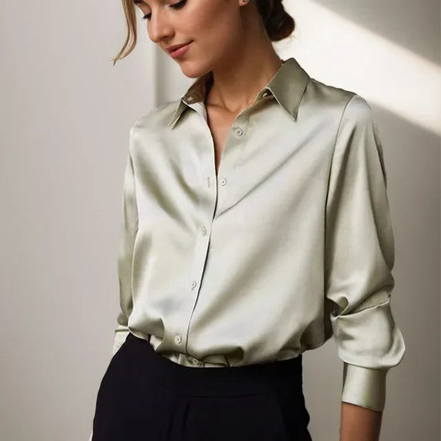 "Luxe Celeste satijnen blouse, vloeiende stof, lange mouwen, subtiele glans, elegante kraag, verfijnde stijl."