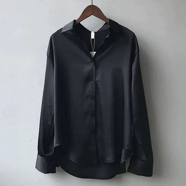 "Luxe Celeste satijnen blouse, vloeiende stof, lange mouwen, subtiele glans, elegante kraag, verfijnde stijl."