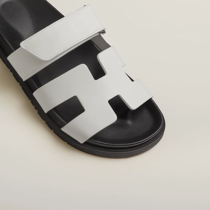 "Luxe dames sandalen met minimalistisch ontwerp en chic design, gemaakt van hoogwaardige materialen voor comfort en stijl."