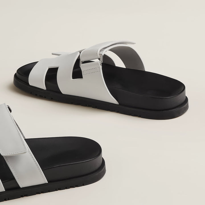 "Luxe dames sandalen met minimalistisch ontwerp en chic design, gemaakt van hoogwaardige materialen voor comfort en stijl."