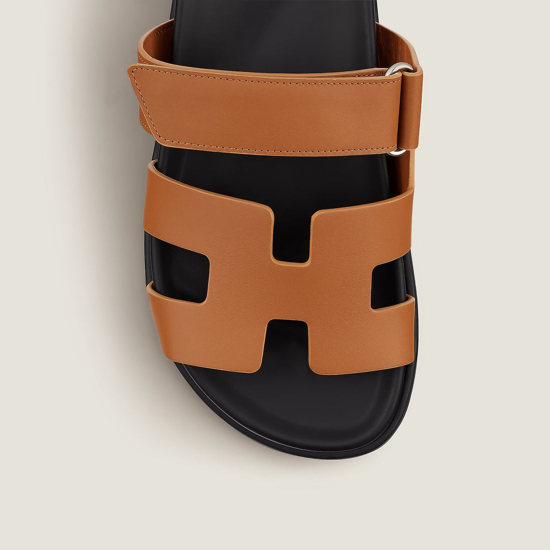 "Luxe dames sandalen met minimalistisch ontwerp en chic design, gemaakt van hoogwaardige materialen voor comfort en stijl."