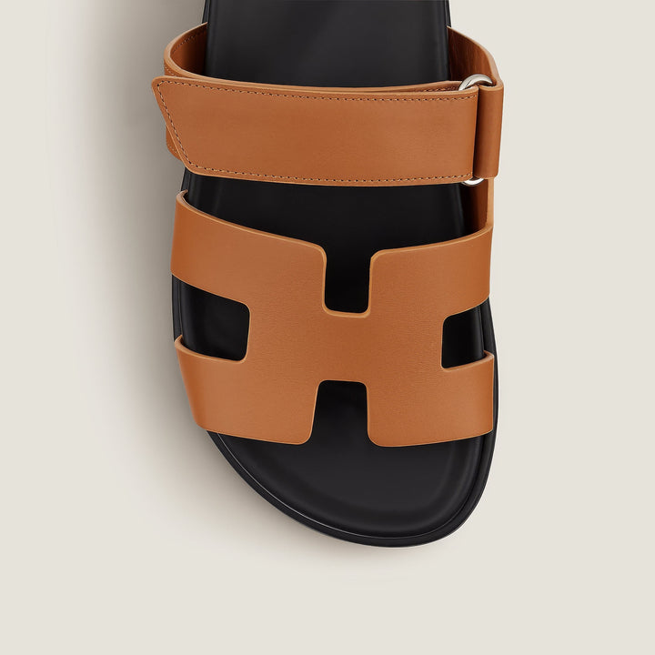 "Luxe dames sandalen met minimalistisch ontwerp en chic design, gemaakt van hoogwaardige materialen voor comfort en stijl."