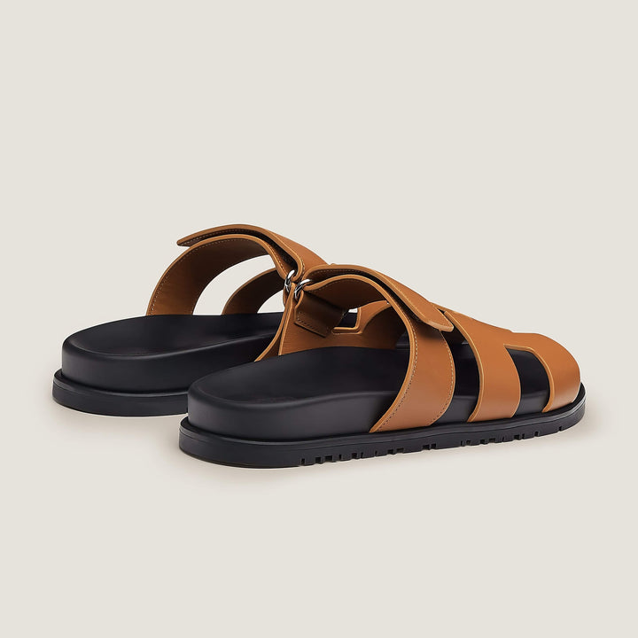 "Luxe dames sandalen met minimalistisch ontwerp en chic design, gemaakt van hoogwaardige materialen voor comfort en stijl."