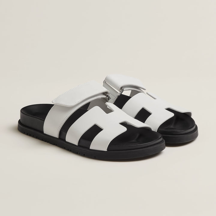 "Luxe dames sandalen met minimalistisch ontwerp en chic design, gemaakt van hoogwaardige materialen voor comfort en stijl."