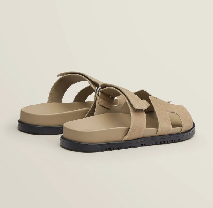 "Luxe dames sandalen met minimalistisch ontwerp en chic design, gemaakt van hoogwaardige materialen voor comfort en stijl."