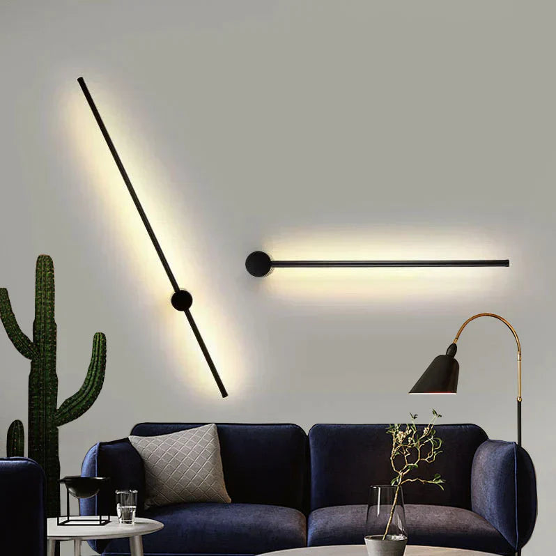 Luxe dimbare wandlamp van zwart aluminium, moderne LED-verlichting met afstandsbediening voor sfeervol interieur.
