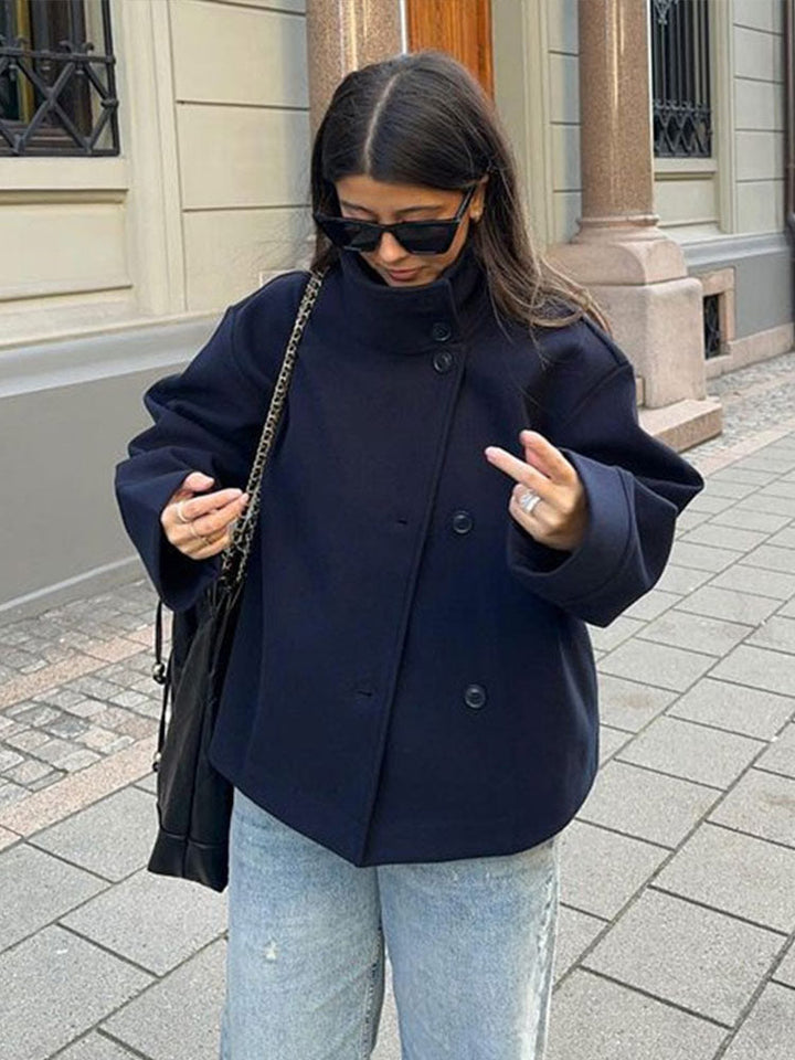 "Luxe double-breasted korte jas voor dames, elegant en comfortabel, warme stof, tijdloos design, perfect voor koelere dagen."