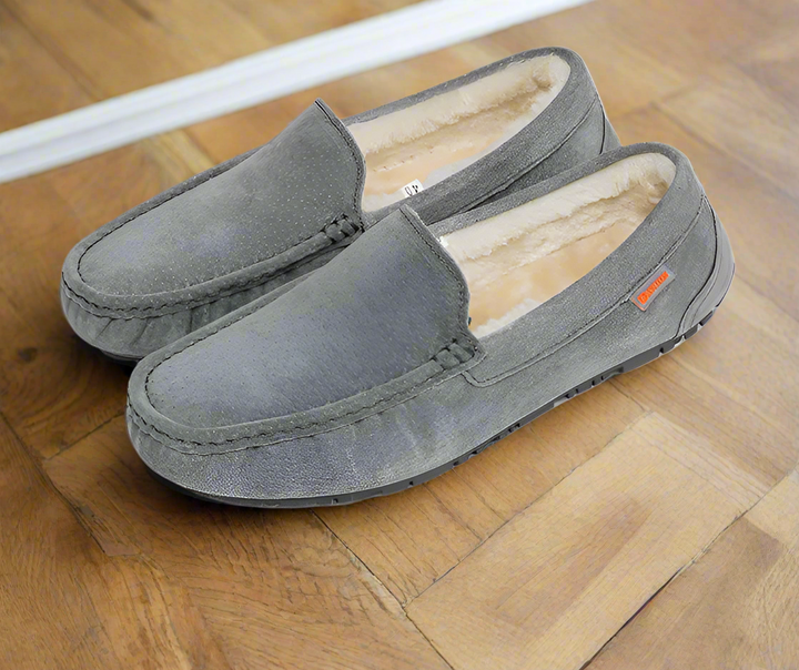 "Luxe gevoerde mocassin herenpantoffels met suède look, antislip rubberen zool, grijs, voor warme avonden thuis."