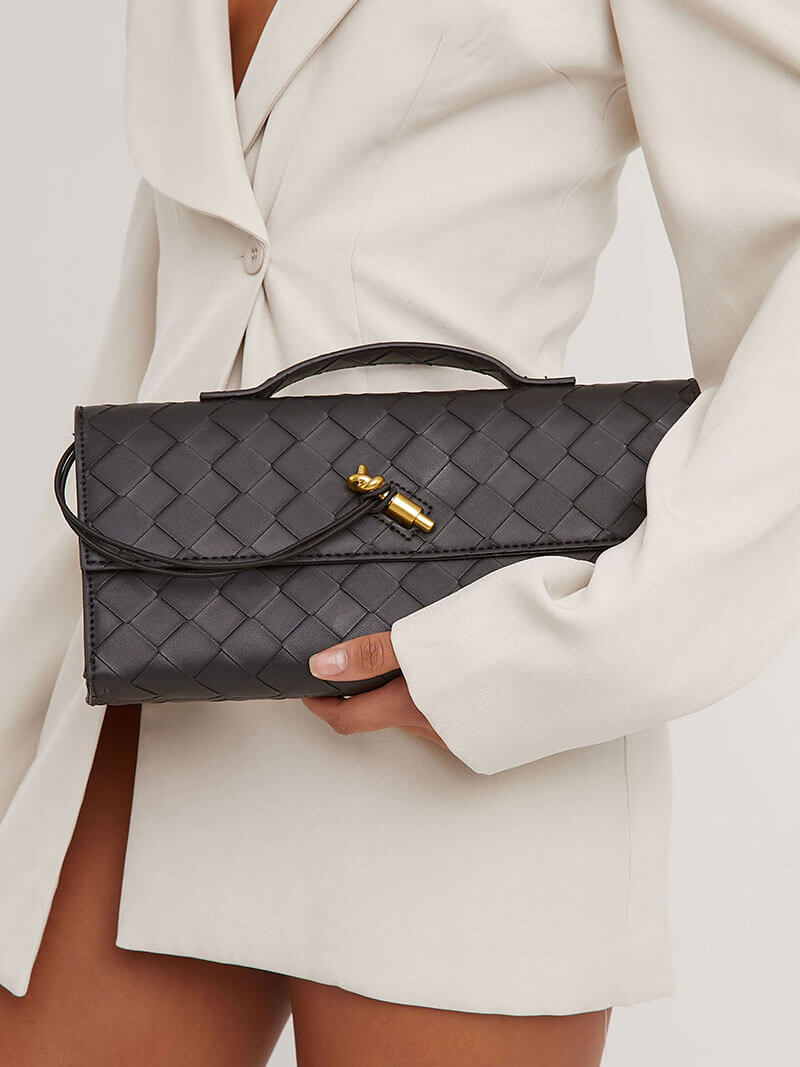 "Luxe geweven handtas in zwart met gouden sluiting, elegant en stijlvol ontwerp voor dames, ideaal voor elke gelegenheid."