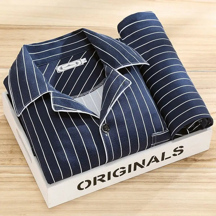 "Luxe heren pyjama set, ademend, comfortabel; klassiek overhemd met knoopsluiting en broek; ideaal voor stijlvolle mannen."