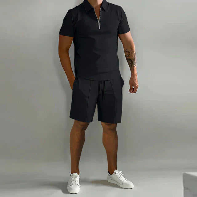 "Luxe heren zomerset met elegant poloshirt en comfortabele shorts, ideaal voor stijlvolle zomerse dagen."