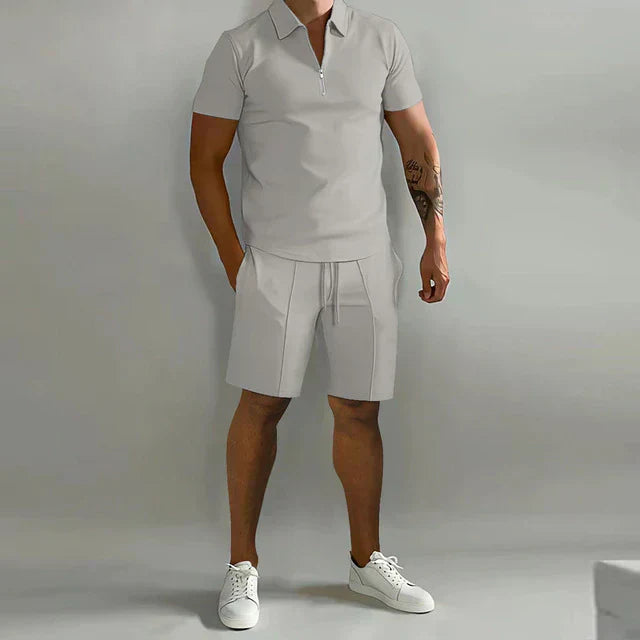 "Luxe heren zomerset met elegant poloshirt en comfortabele shorts, ideaal voor stijlvolle zomerse dagen."
