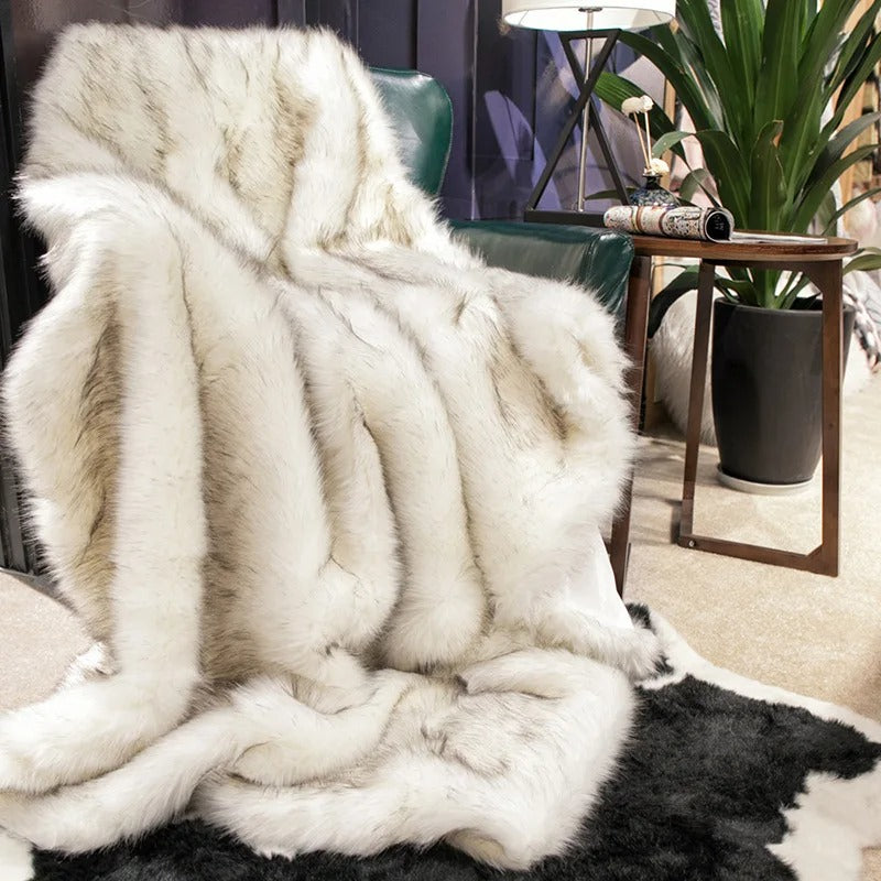 "Luxe imitatiebont deken, zacht en stijlvol, lijkt op echt vossenbont, perfect als bedsprei of decoratie in huis."