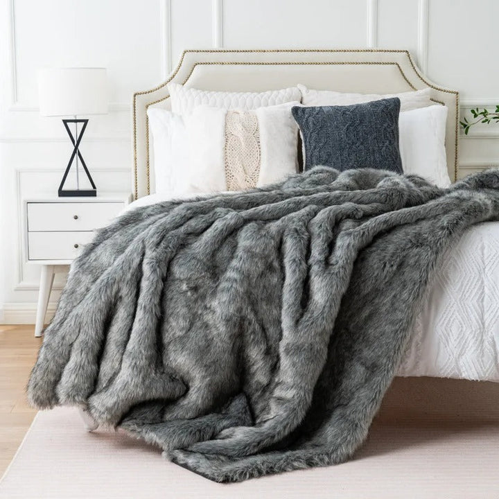 "Luxe imitatiebont deken, zacht en stijlvol, lijkt op echt vossenbont, perfect als bedsprei of decoratie in huis."