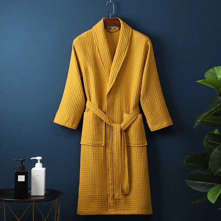 Luxe katoenen badjas in blauw, zachte stof, comfortabel en ademend. Perfect voor ontspanning.
