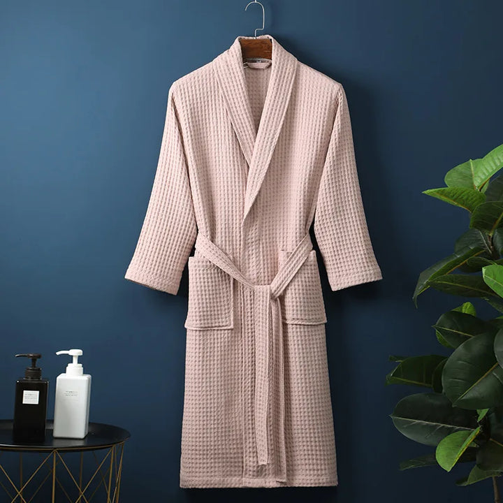 Luxe katoenen badjas in blauw, zachte stof, comfortabel en ademend. Perfect voor ontspanning.