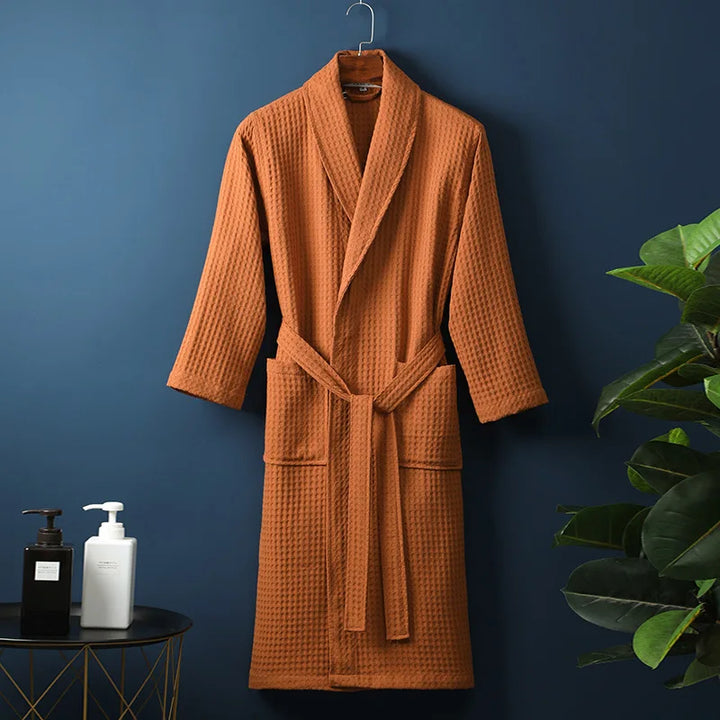 Luxe katoenen badjas in blauw, zachte stof, comfortabel en ademend. Perfect voor ontspanning.