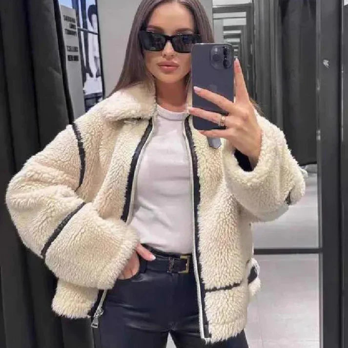 "Luxe korte lamswollen jas in elegante beige tint met losse pasvorm, ideaal voor herfst en winter. Stijlvol en warm."