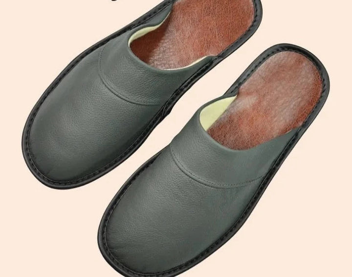 "Luxe leren heren pantoffels met tijdloos design en ergonomische pasvorm, gemaakt van duurzaam rundleer voor optimaal comfort