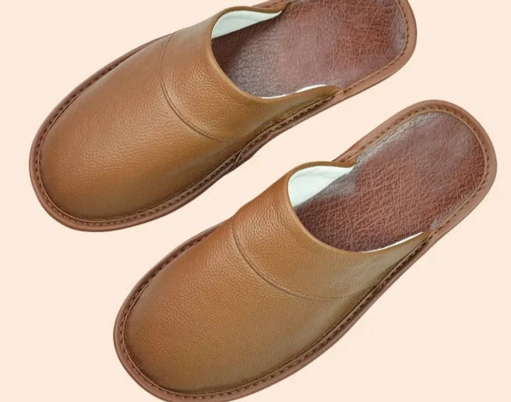 "Luxe leren heren pantoffels met tijdloos design en ergonomische pasvorm, gemaakt van duurzaam rundleer voor optimaal comfort