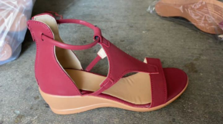 "Luxe leren orthopedische sandalen voor dames, elegant design met kussenzool en brede zolen, perfect voor comfort."