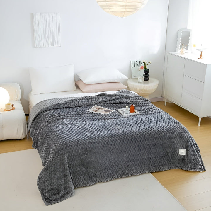 "Luxe microfleece deken in neutrale kleur, zacht en warm. Perfect als decoratieve bankdeken of bedsprei voor elk interieur."