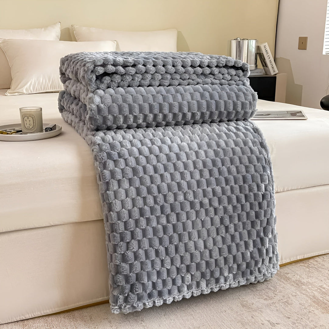 "Luxe microfleece deken in neutrale kleur, zacht en warm. Perfect als decoratieve bankdeken of bedsprei voor elk interieur."