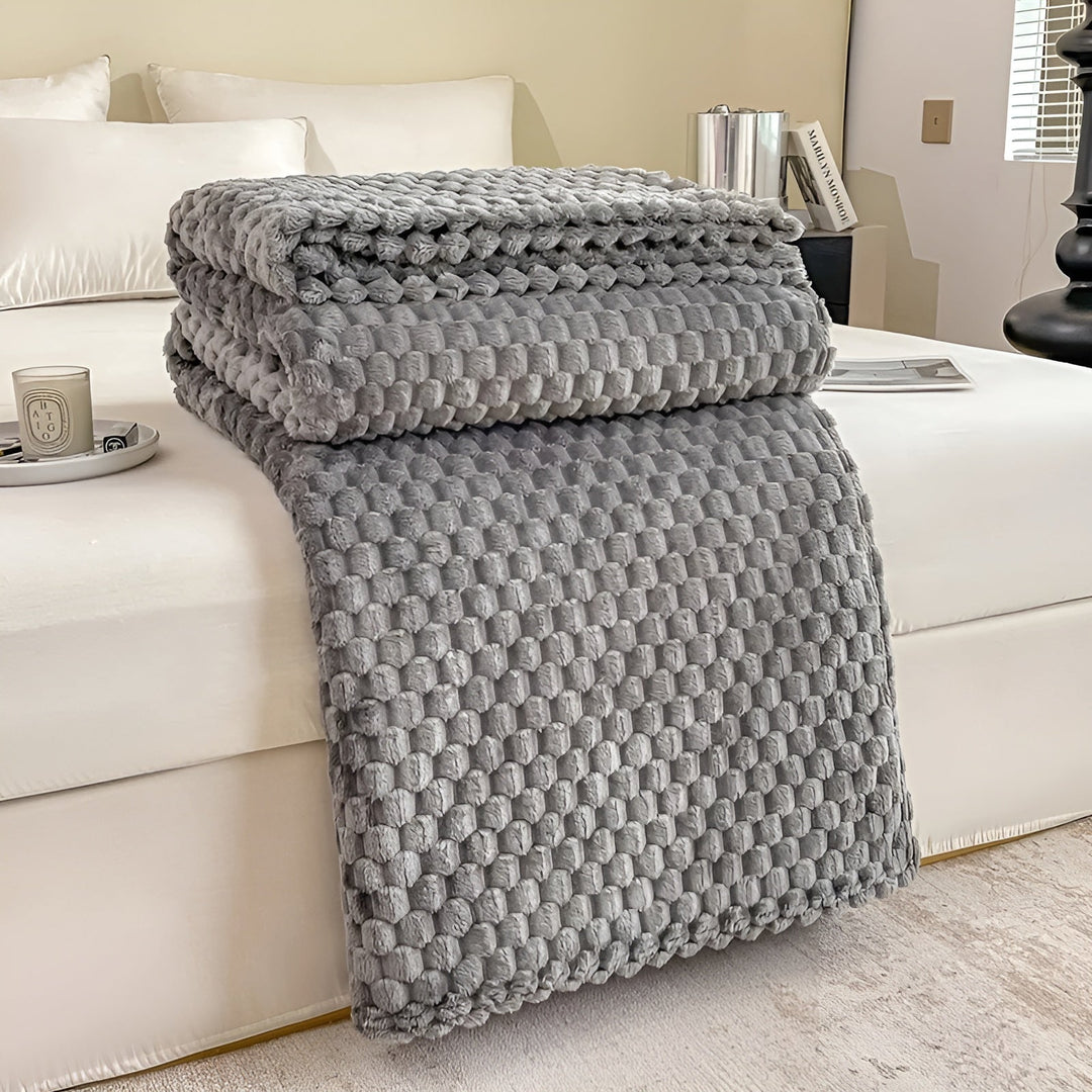 "Luxe microfleece deken in neutrale kleur, zacht en warm. Perfect als decoratieve bankdeken of bedsprei voor elk interieur."