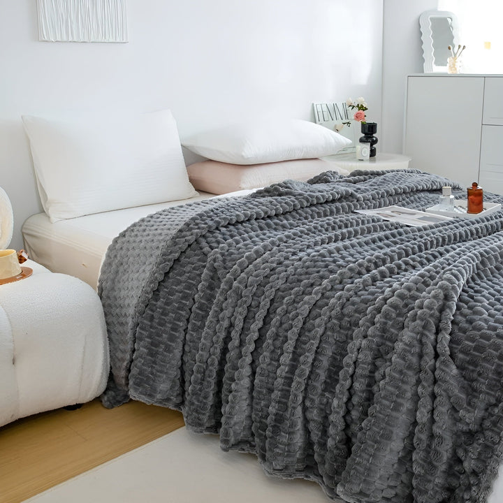 "Luxe microfleece deken in neutrale kleur, zacht en warm. Perfect als decoratieve bankdeken of bedsprei voor elk interieur."