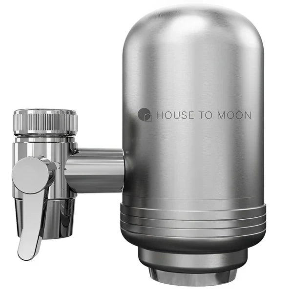 "Luxe RVS waterfilter met modern design voor kristalhelder drinkwater in keuken, passend bij elke kraan."