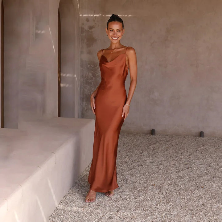 "Luxe satijnen maxi-jurk met watervalhals, elegante uitstraling, open rug en glanzende stof voor formele gelegenheden."