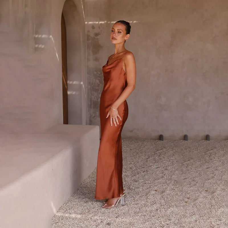 "Luxe satijnen maxi-jurk met watervalhals, elegante uitstraling, open rug en glanzende stof voor formele gelegenheden."