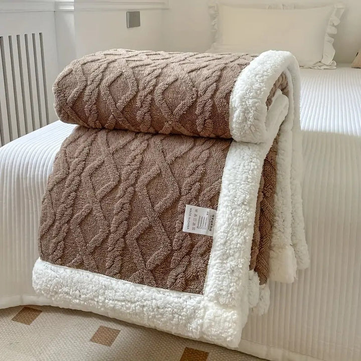 "Luxe sherpa deken in antraciet, gemaakt van premium geborstelde fleecestof, biedt ongeëvenaarde zachtheid en warmte."
