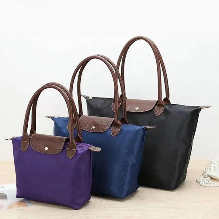 "Luxe waterafstotende nylon draagtas met chic design en leren accenten, perfect voor dagelijks gebruik en stijlvolle gelegenh