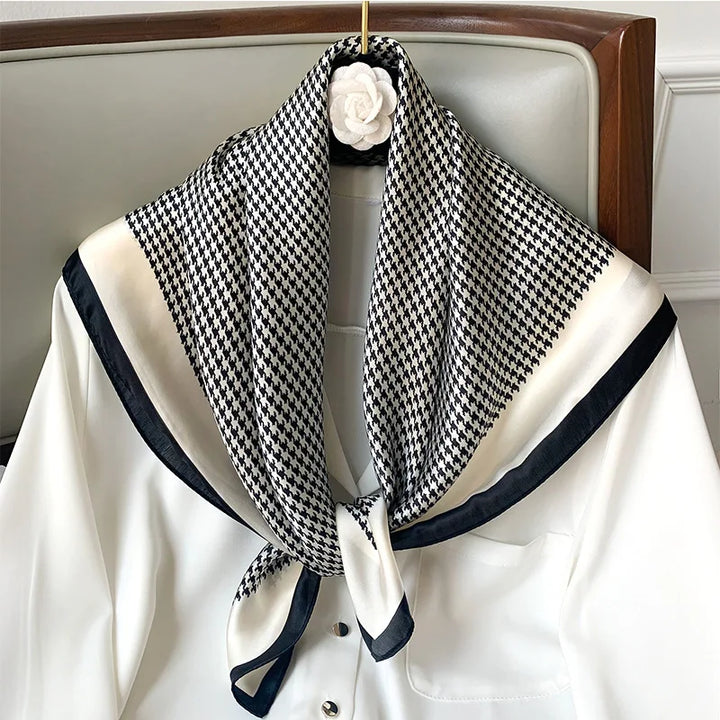 "Luxe zijden sjaal met elegant ruitenpatroon, zacht en glanzend voor stijlvolle damesoutfits."