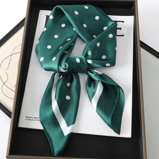 "Luxe zijden sjaal voor vrouwen met elegant ruitpatroon, satijnen afwerking, veelzijdig als accessoire. 70x70cm."
